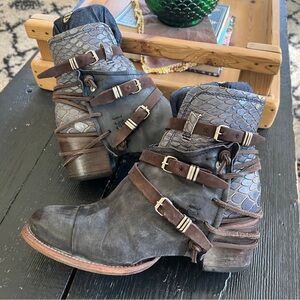 Freebird By Steven Crue Navy Blue Faux Snakeskin Leather Ankle Booties 9